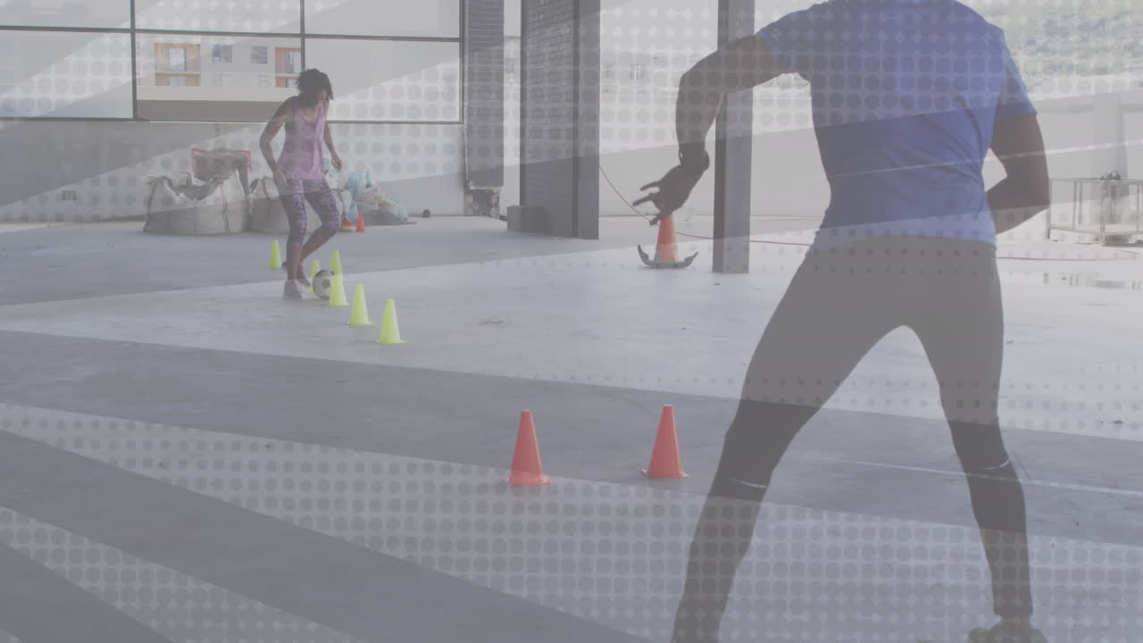 축구를 하는 여자 위 에 반 ⁇ 이는 모양 의 애니메이션 이 남자 에 의해 코치 되고 있다