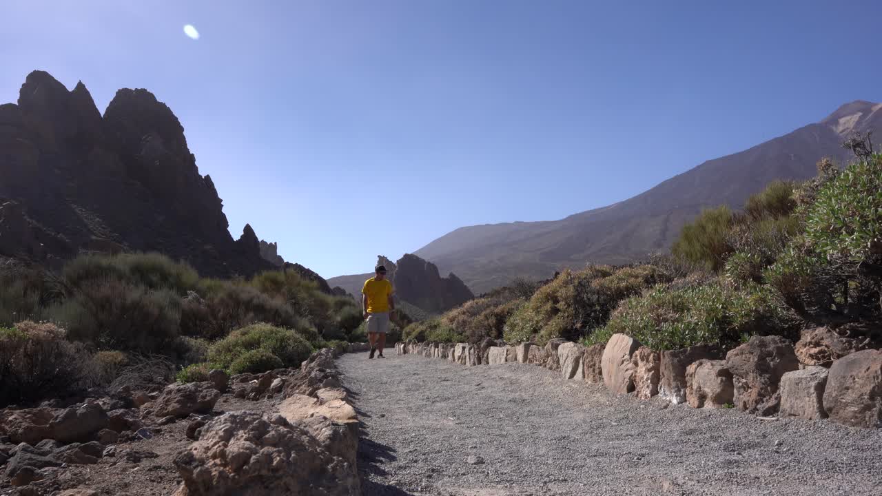 Uomo che cammina su un sentiero di montagna