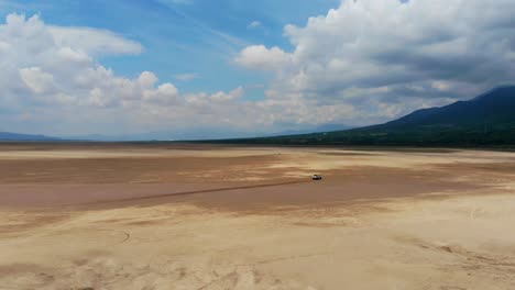 Camioneta-Todoterreno-En-El-Desierto,-Disparo-De-Drones