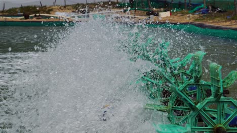 aireadores de cultivo de camarón de giro rápido en estanque en vietnam