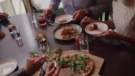 Eine-Gruppe-Von-Menschen-In-Einem-Restaurant,-Die-Essen-Teilen