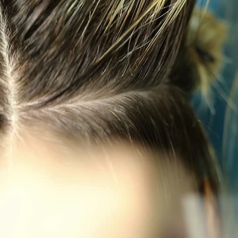 peluquero profesional cortando el cabello
