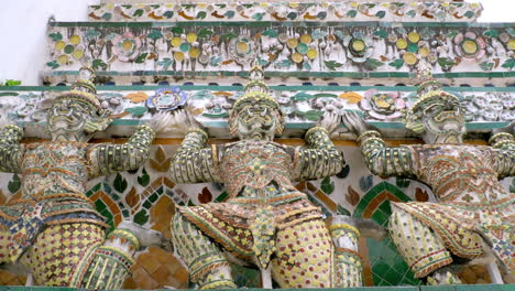 Traditionelle-Thailändische-Literatur.-Antike-Riesenstatue-Rund-Um-Den-Sockel-Und-Die-Pagode-Von-Wat-Arun