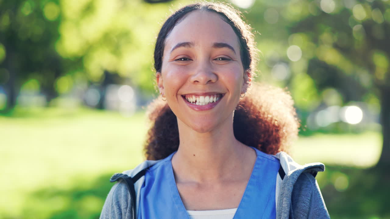 cara, enfermera feliz y mujer al aire libre en el parque