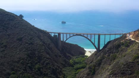 arquitectura de arco del puente bixby creek en la costa oceánica de big sur de california, enfoque aéreo