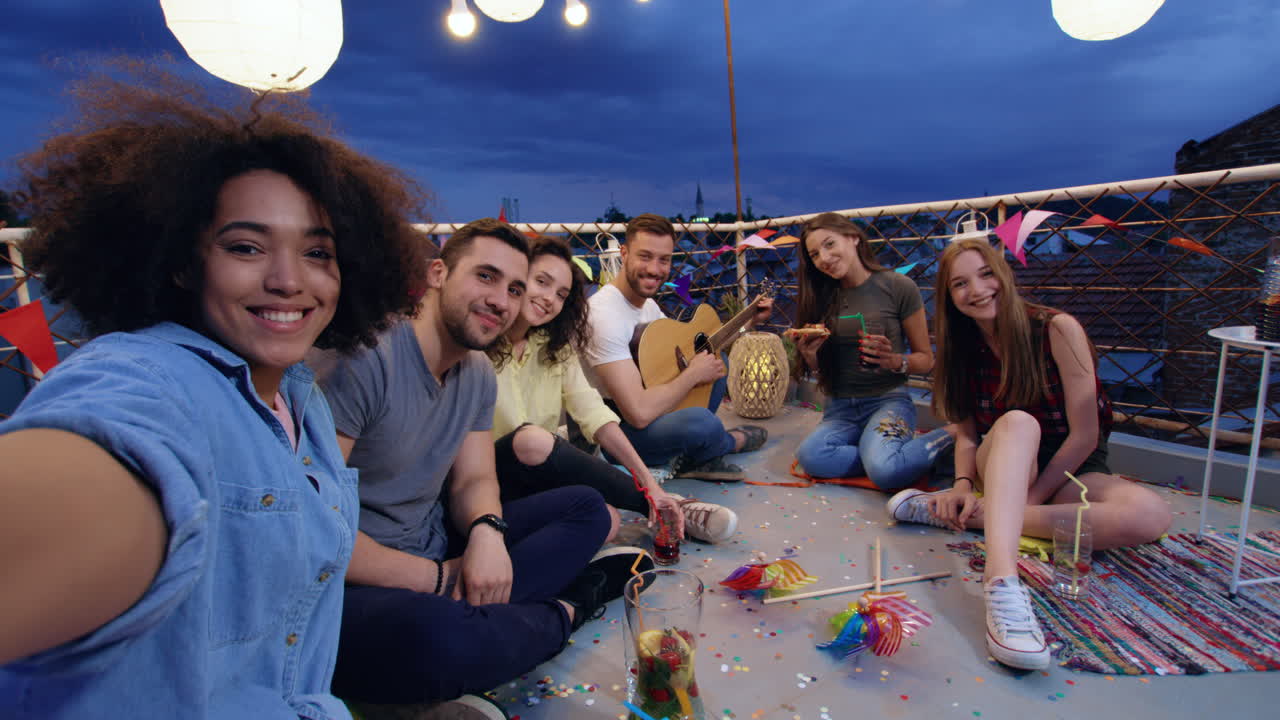 지붕 파티 셀피를 즐기는 친구들