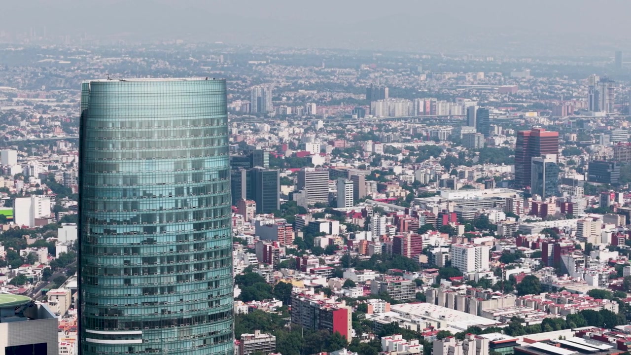 Vista panorâmica elevada da Torre Mitikah e do horizonte circundante
