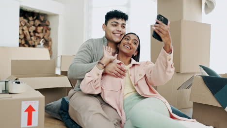 Happy-couple,-real-estate-and-video-call