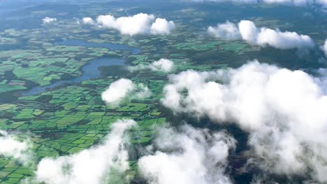 una toma de 4k de los lagos de blessington desde el aire con las nubes pasando a 8000 pies