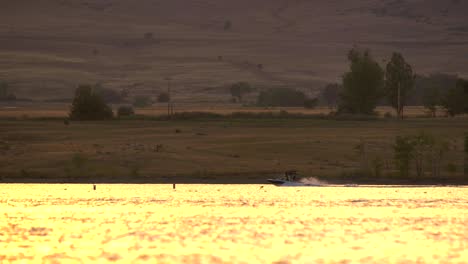 Wassersportaktivitäten-Im-Boulder-Reservoir-Während-Des-Sonnenuntergangs