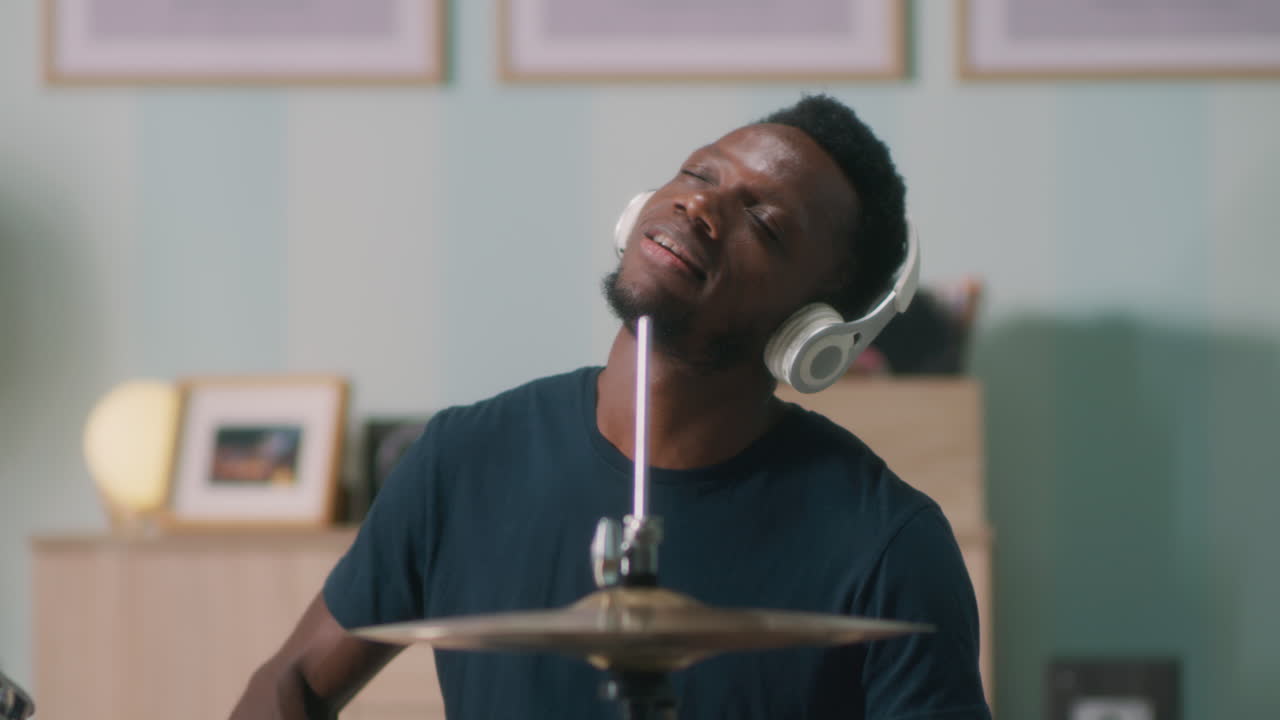 hombre tocando la batería