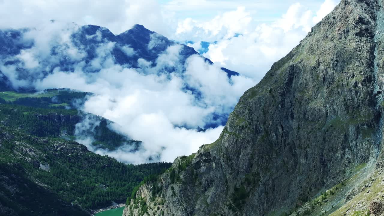 fellaria de la cordillera de valetllina y nubes en el fondo, valmalenco en italia