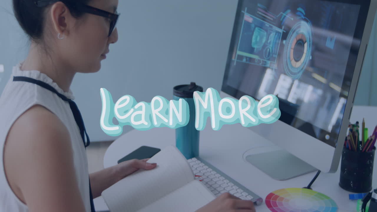 animación de aprender más texto sobre mujer asiática dibujando en el bloc de notas y usando la computadora en la oficina