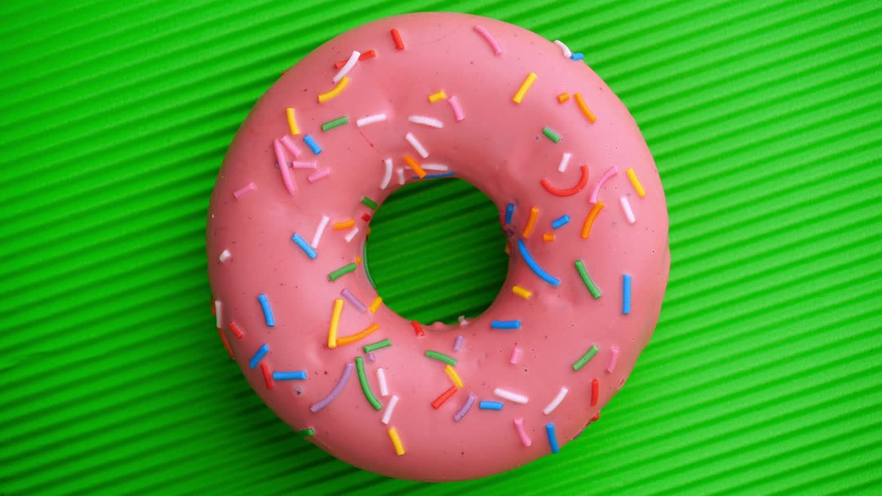 el donut glazado de primer plano.