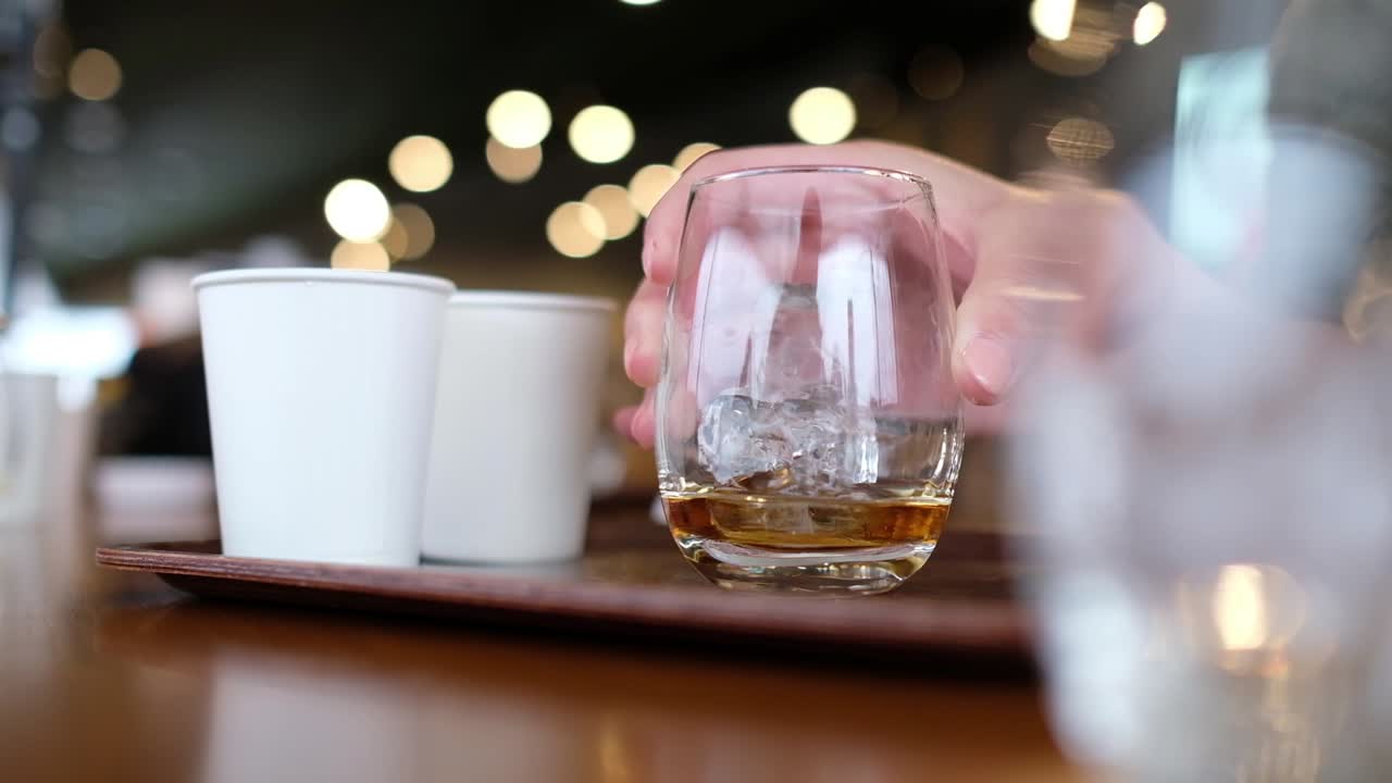 일본 위스키 공장에서 위스키 시음