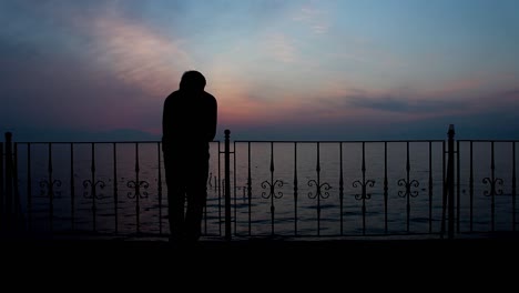 Traurigkeit-Allein-Mann-Silhouette-Mit-Meerblick