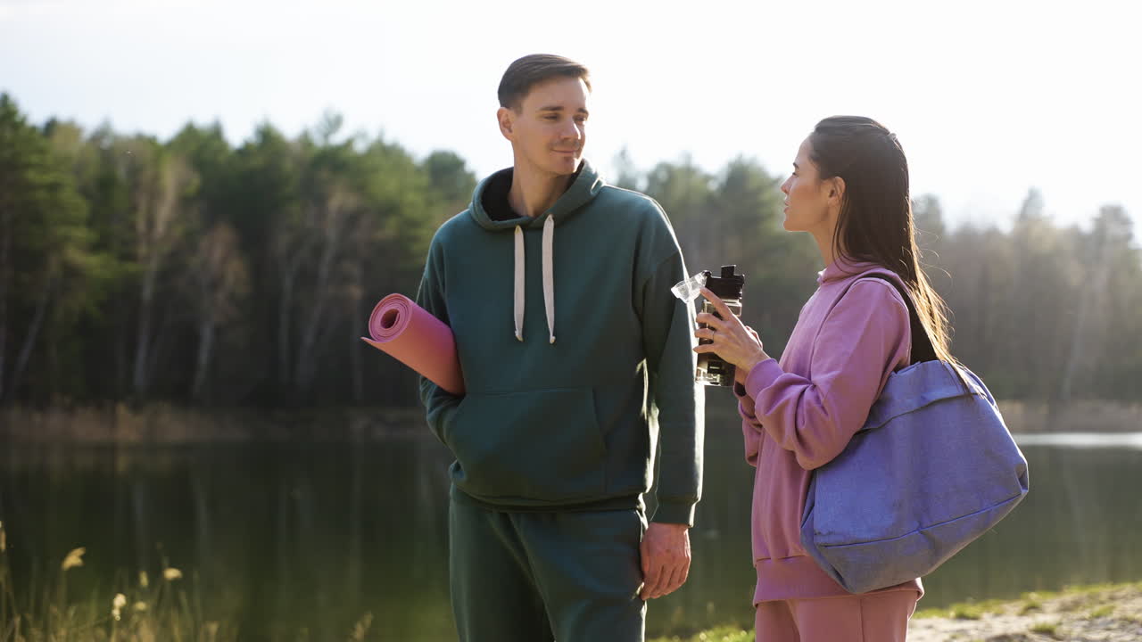 숲 속 에서 물 을 마시는 부부