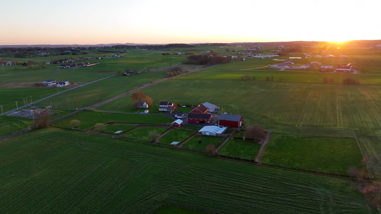 Luce dorata dell'alba su campi agricoli in una zona rurale dell'America.