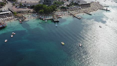 playa de ksamil en el mar mediterráneo, agua clara con clubes de playa y tumbonas, albania