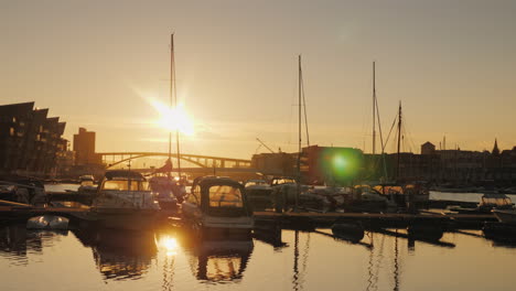 Pier-Mit-Yachten-Im-Renommierten-Stadtteil-Bergen-In-Norwegen-Die-Untergehende-Sonne-Spiegelt-Sich-Im