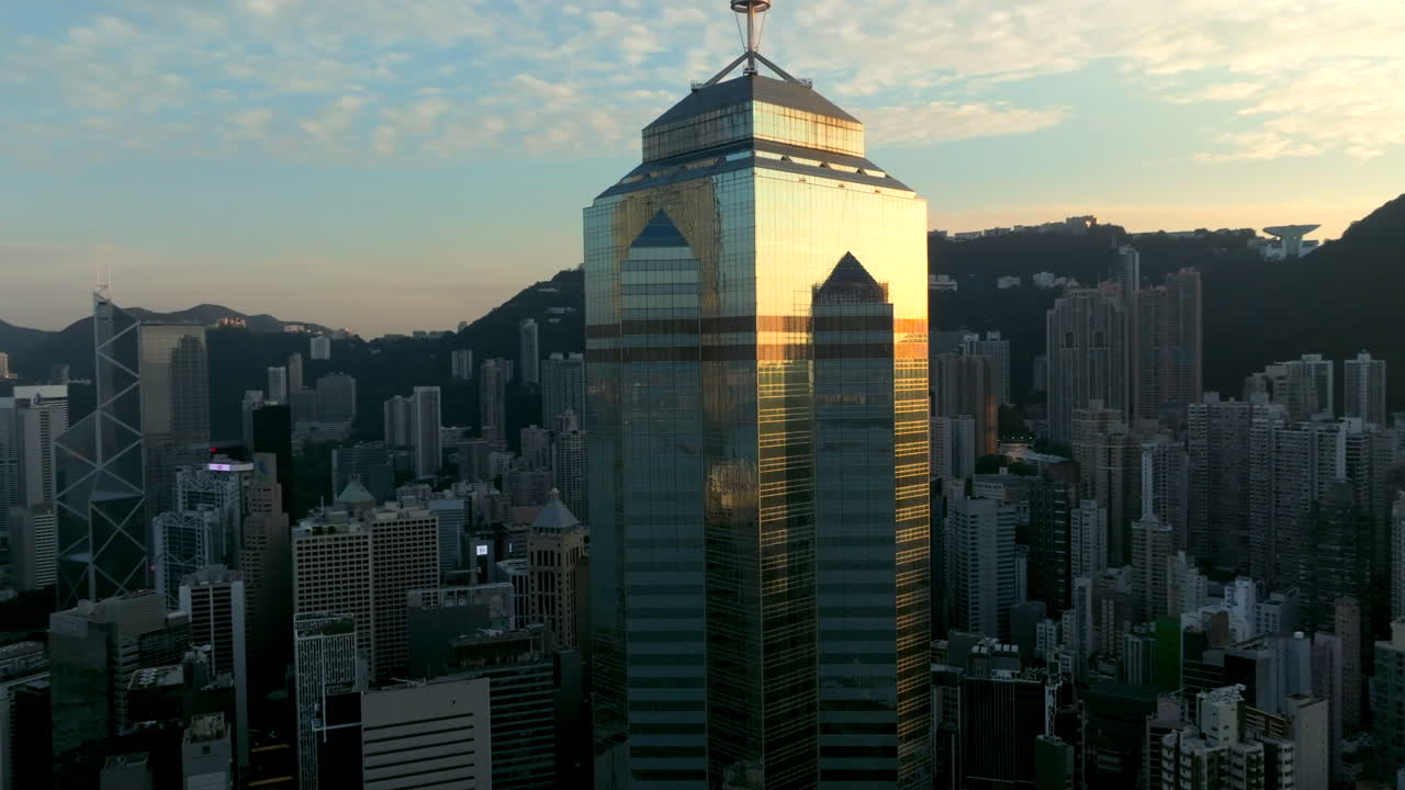 Tomada aérea orbital do edifício The Center com reflexos de raios solares nas janelas