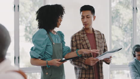 negocios, mujer negra y hombre asiático