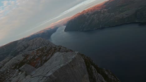 Paisaje-De-Montaña-Rocosa-Y-Lago-Masivo-En-El-Medio,-Toma-Aérea-De-Drones-Fpv