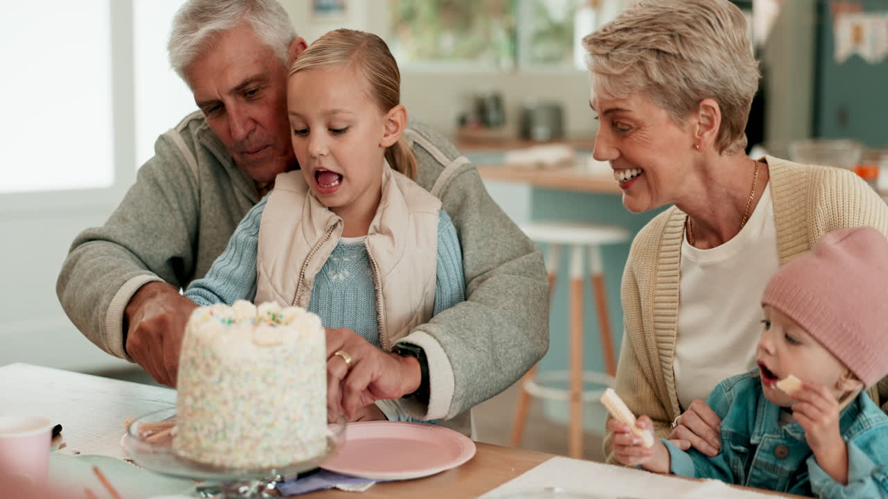 Geburtstag, Kuchen und feiernde Großeltern