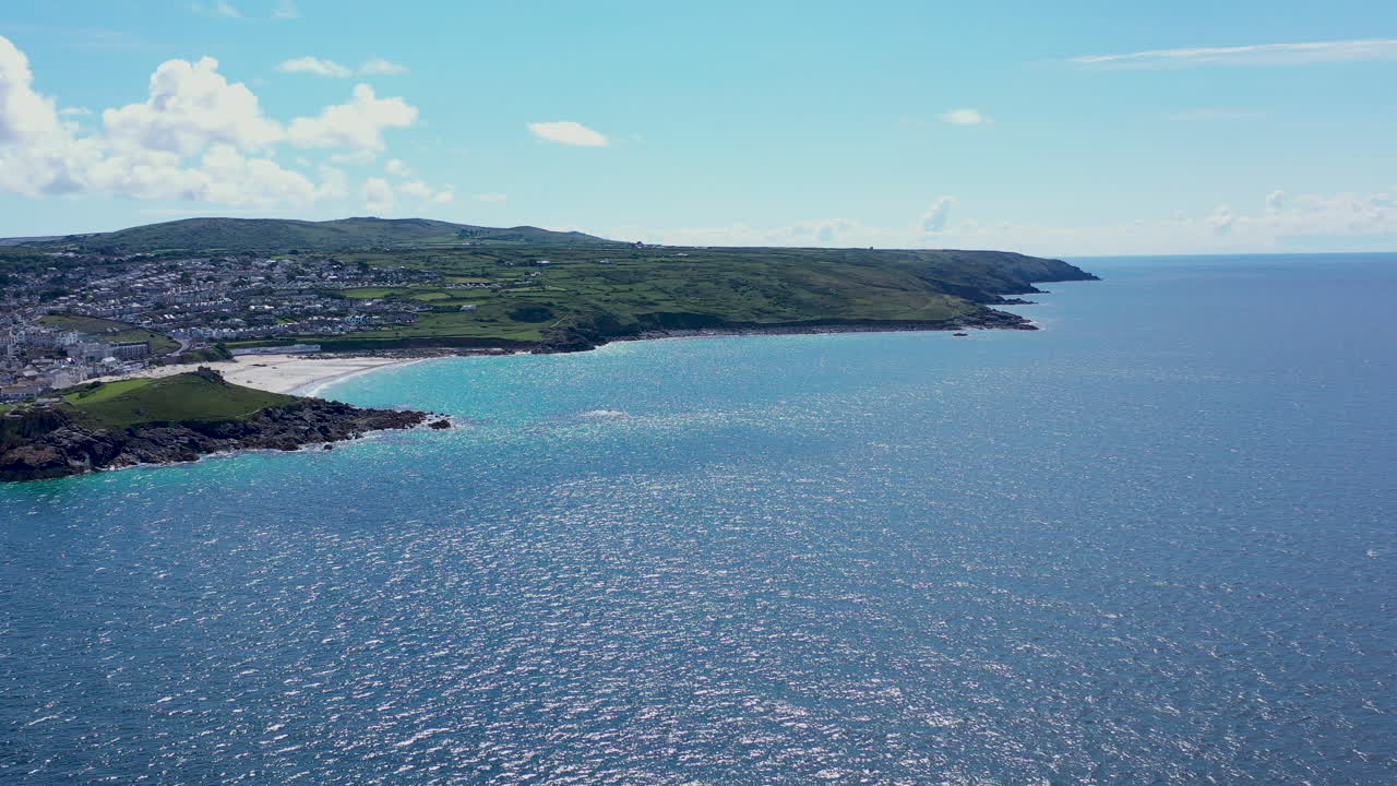 vista aérea de drones a lo largo de la playa de porthmeor en st ives cornwall