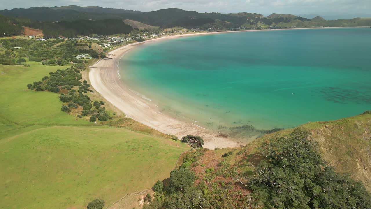 volando sobre las montañas de nueva zelanda hacia la bahía de opito