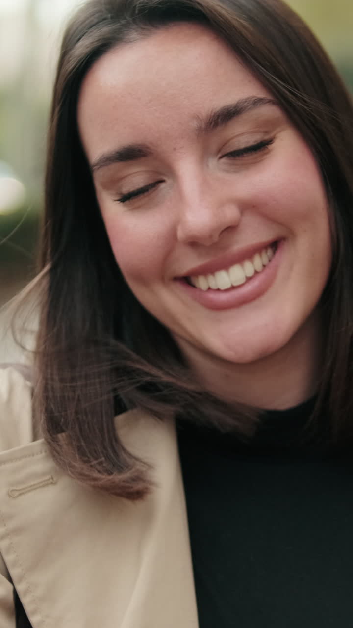 Primer plano de una joven feliz sonriendo