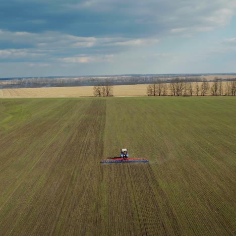 un paisaje pintoresco - un tractor en el campo en primavera cultiva la tierra 2