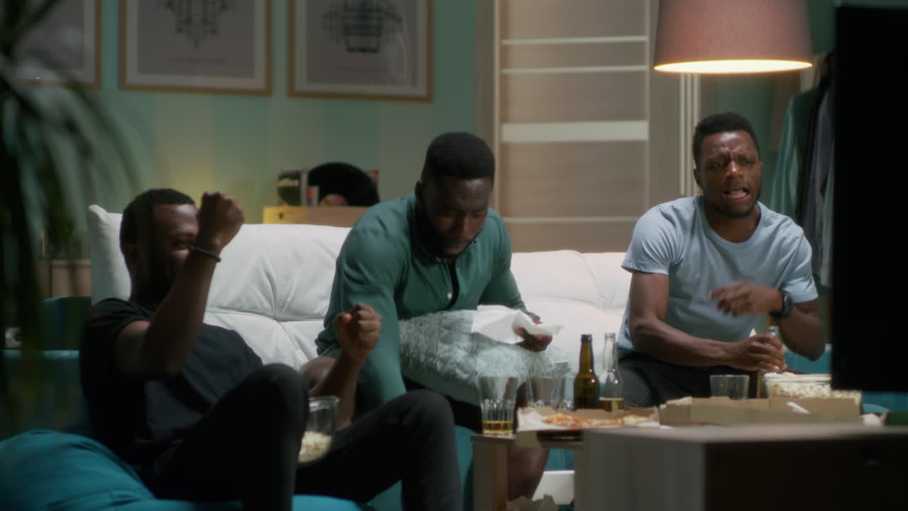 amigos viendo un juego.