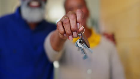 primer plano, llaves o pareja de ancianos con casa