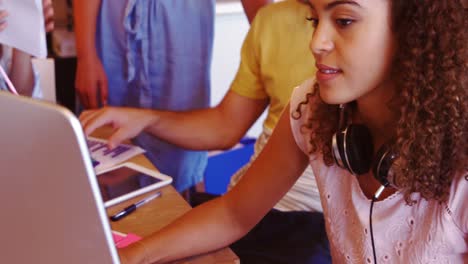 ejecutivos que trabajan en el escritorio