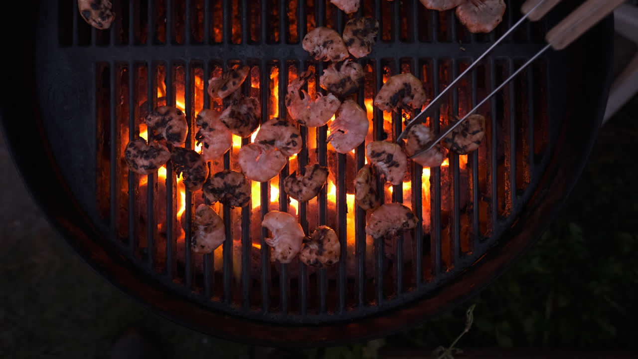 video del barbecue in uso al buio