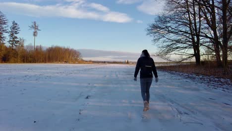 Ruhiger-Winterspaziergang:-Ein-Mädchenabenteuer-In-Einer-Schneebedeckten-Landschaft