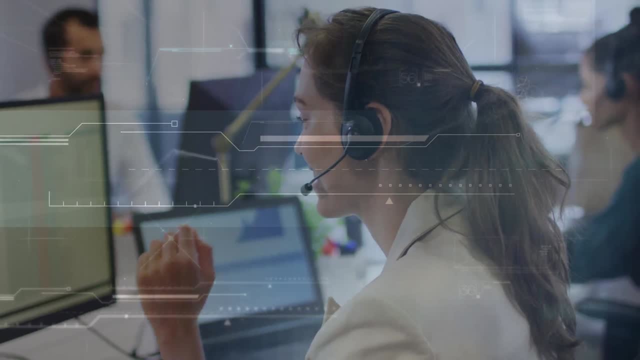 animación del procesamiento de datos sobre una feliz trabajadora de centro de llamadas caucásica