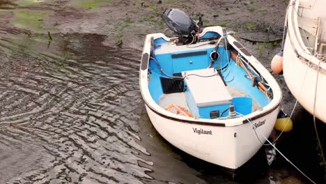 pequeño barco atado al muelle en fife