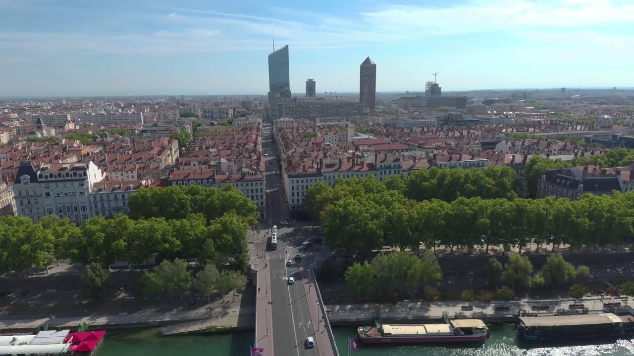 Vista aérea de drone sobre o centro da cidade de Lyon | Rio, ponte e edifícios abaixo