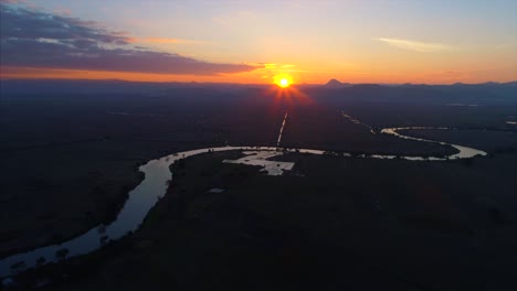 aérien coucher de soleil asiatique paysage jungle rivière incroyable survol drone