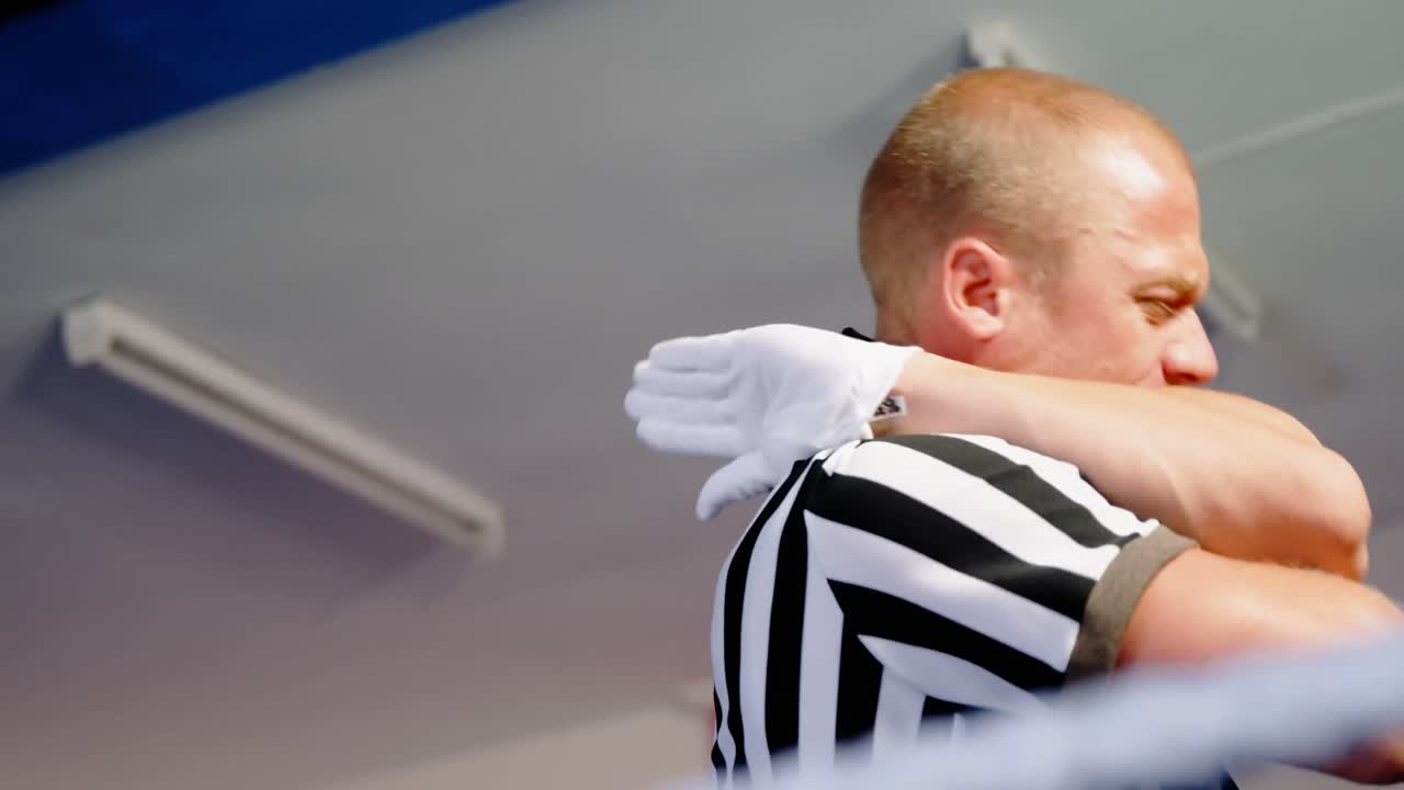 el árbitro agresivo gritando