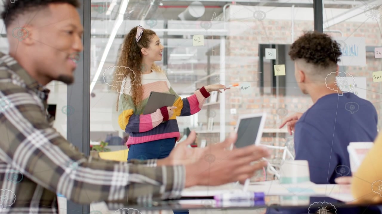 Mulher em pé liderando reunião de negócios, apontando para anotações e interface de usuário (UI) de movimento que seleciona ideias.