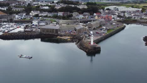 Vista-Aérea-Del-Puerto-Y-La-Ciudad-De-Ardglass-En-Un-Día-Nublado,-Condado-De-Down,-Irlanda-Del-Norte