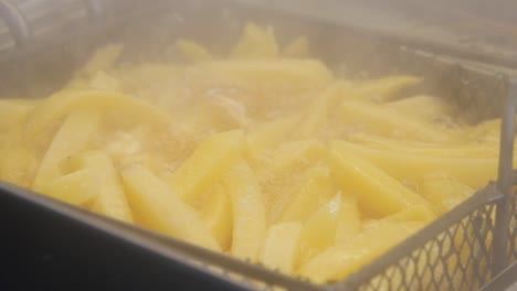 patatas fritas fritas en aceite caliente