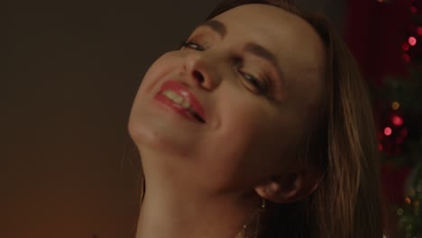 retrato de una mujer hermosa jugando sensualmente con su cabello y sonriendo en cámara lenta