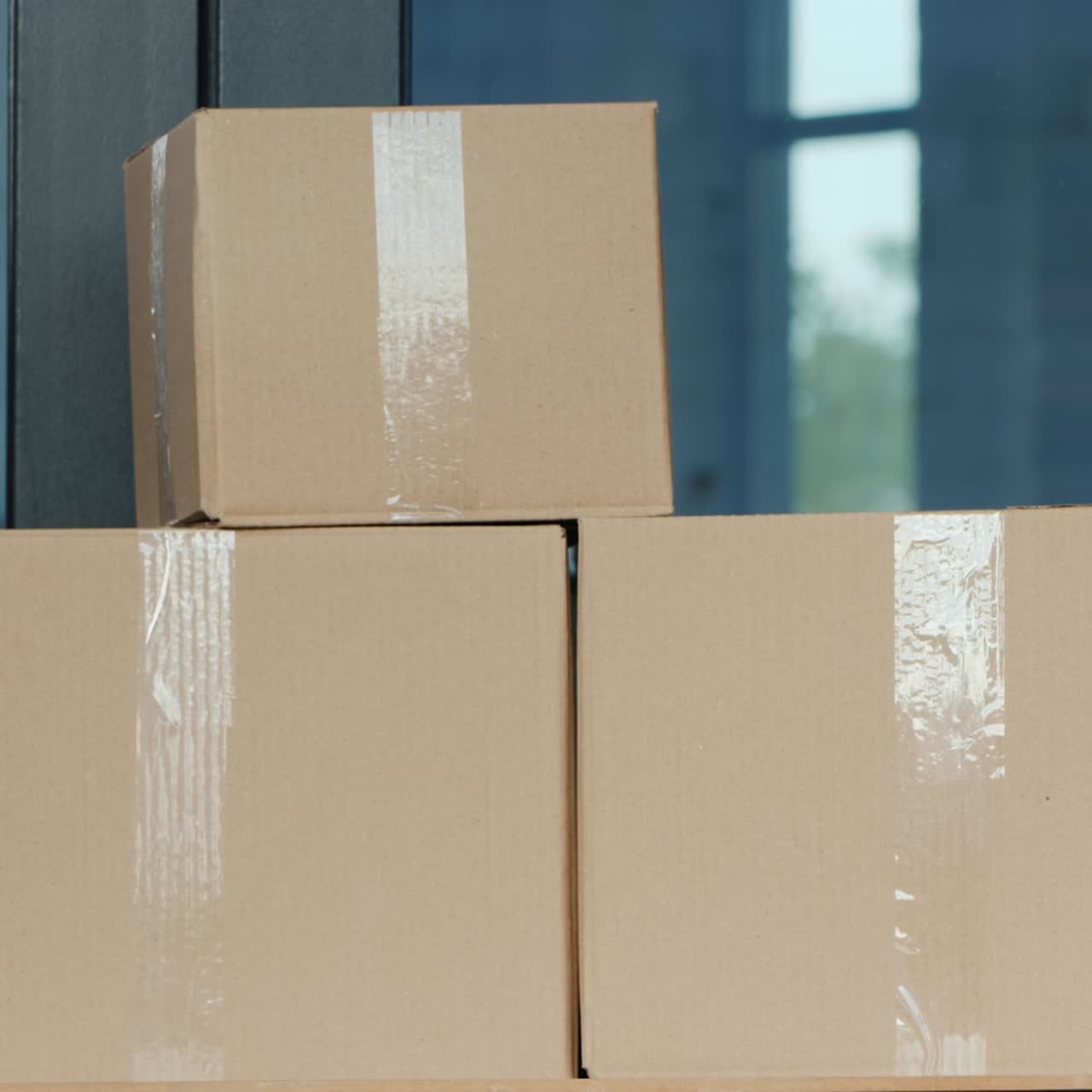 entrega urgente rápida de paquetes a la puerta de la puerta principal