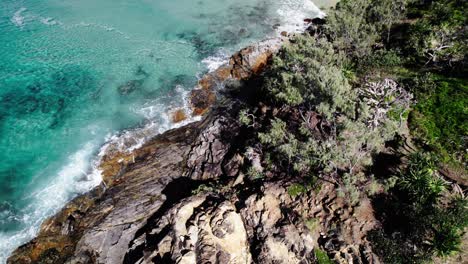 Rocky-Coast-Of-Noosa-National-Park,-Noosa,-Sunshine-Coast,-Queensland,-Australia