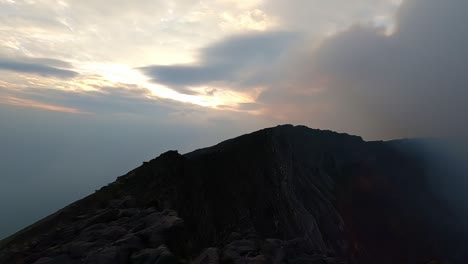 산꼭대기 시간 경과 시 구름과 연기가 나는 아침 일출