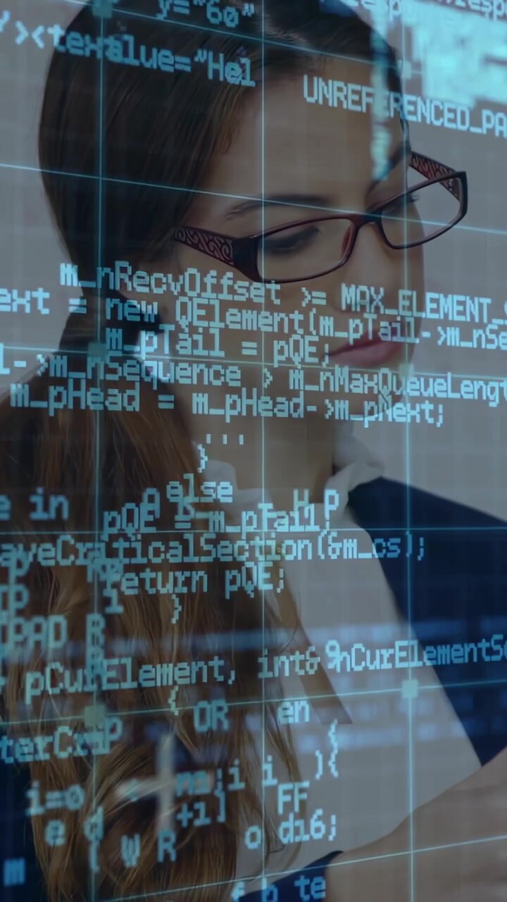 Video verticale: Donna in blazer e occhiali che tiene un tablet, digita, legge una griglia di codice ed esce dall'inquadratura.